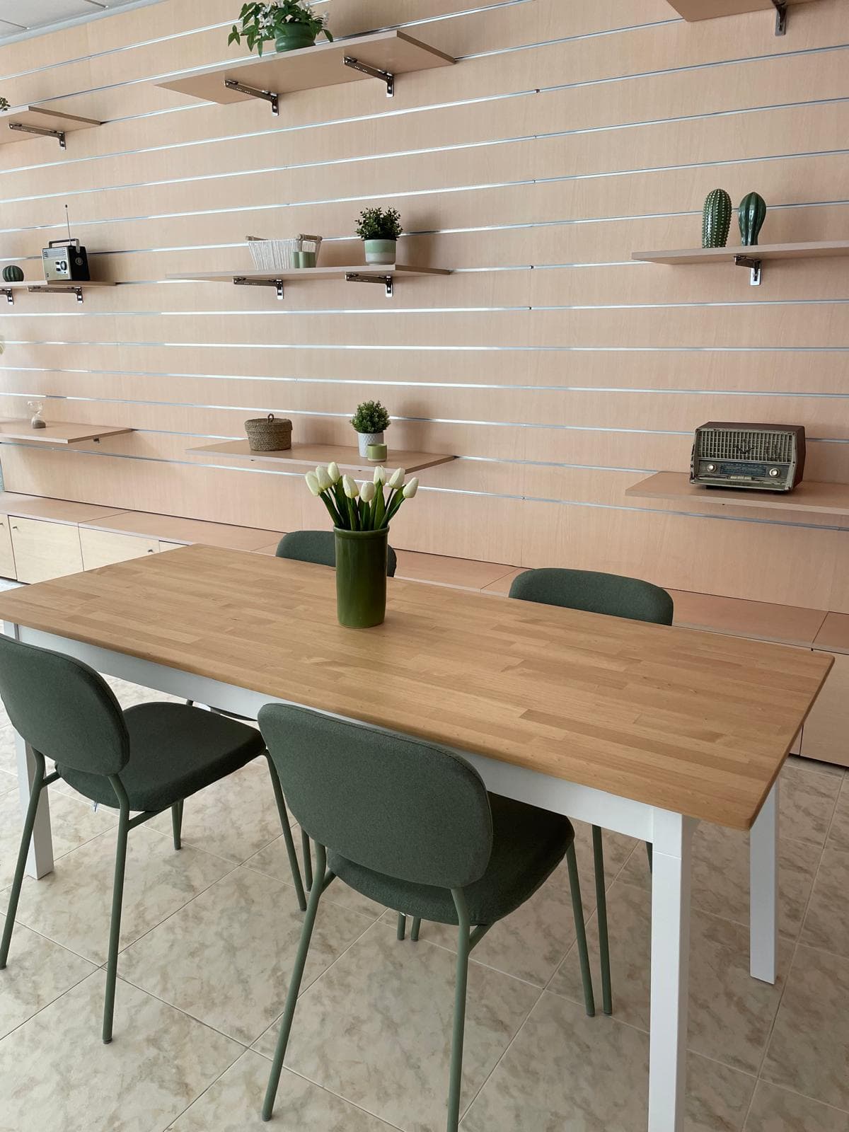 Acogedora zona común de relax en Orixe, ideal para descansar, socializar o tomar un café en un entorno agradable.
