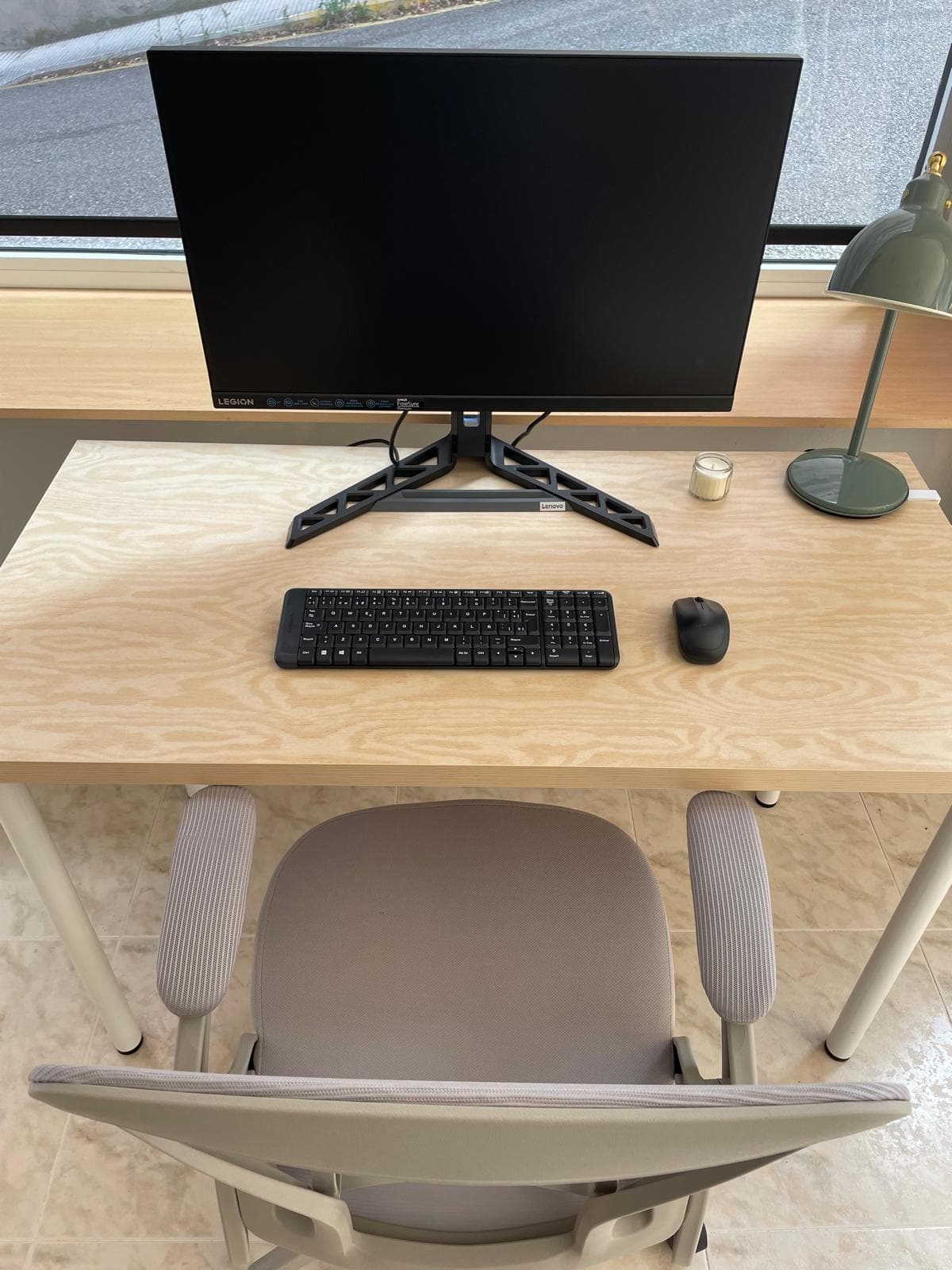 Zona de escritorios modernos y cómodos en Orixe, perfecta para trabajar con concentración y confort durante toda la jornada.